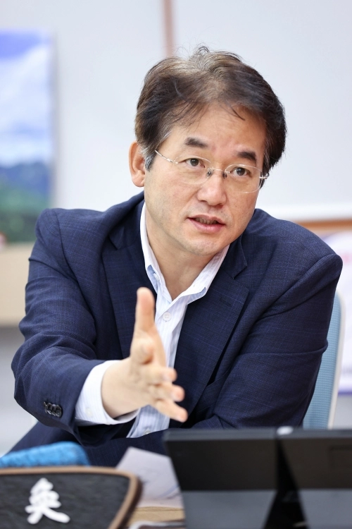 이동환 경기 고양특례시장이 16일 집무실에서 서울신문과 인터뷰하며 고양시가 ‘대한민국 공연 도시’로 주목받는 배경을 설명하고 있다. 고양시 제공