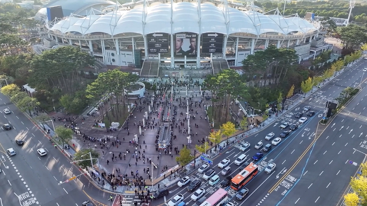 지난달 21일 고양종합운동장에서 16년 만에 내한한 ‘브릿팝 전설’ 밴드 오아시스의 공연을 보기 위해 관객들이 줄 서 있다. 고양시 제공