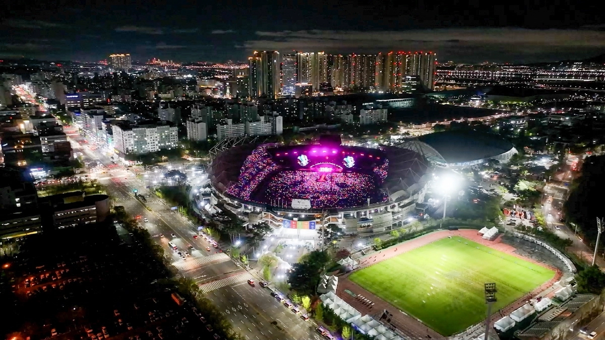 공연이 열려 조명을 밝힌 고양종합운동장. 고양시 제공
