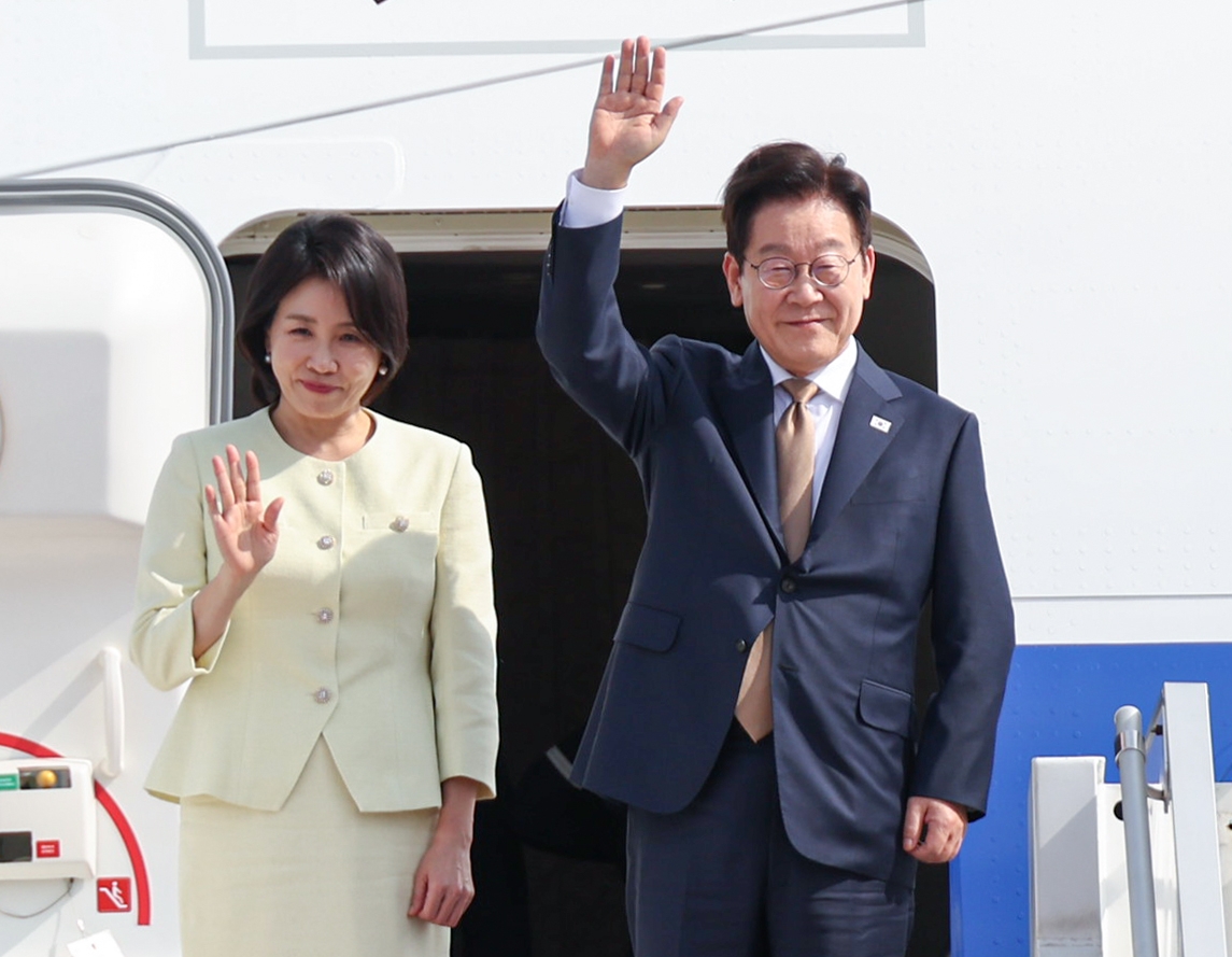 아세안 정상회의 일정을 마치고 귀국하는 이재명 대통령과 김혜경 여사가 27일 말레이시아 쿠알라룸푸르 국제공항에서 공군 1호기에 올라 환송객들에게 인사하고 있다. 2025.10.27 연합뉴스