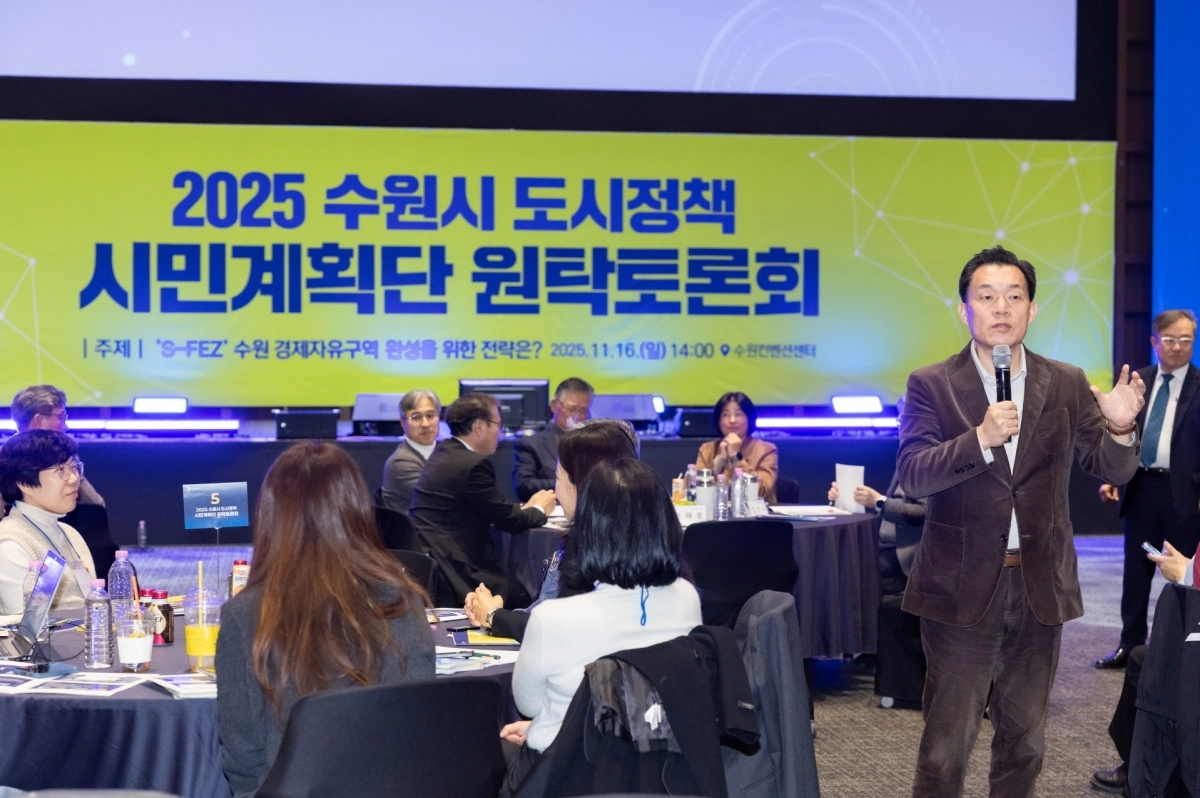 이재준 수원시장이 16일 도시정책 시민계획단 원탁토론회에 참석해 인사말을 하고 있다. (수원시 제공)