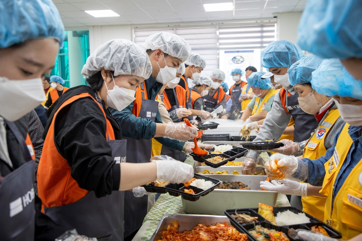 호반그룹 임직원 봉사단 ‘호반사랑나눔이’가 지난 4월 경북 안동 산불 피해 지역을 찾아 이재민을 위한 배식 봉사 활동을 하고 있다. 호반그룹 제공