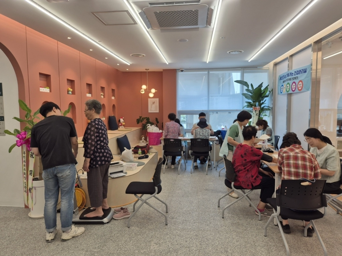 서울 성북구가 운영하는 ‘찾아가는 건강상담실’을 찾은 구민들이 건강 검진과 상담 등을 받고 있다. 성북구 제공