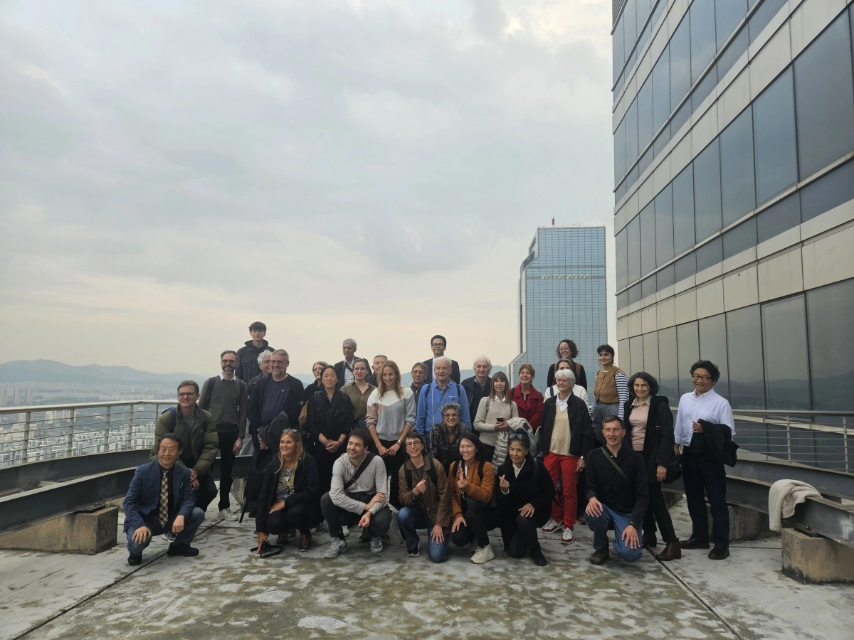 서울 강남구와 10분 도시 공동세미나를 위해 방문한 프랑스 도시및지역개발전문가협회 사람들이 아셈타워에서 기념 사진을 찍고 있다. 강남구 제공