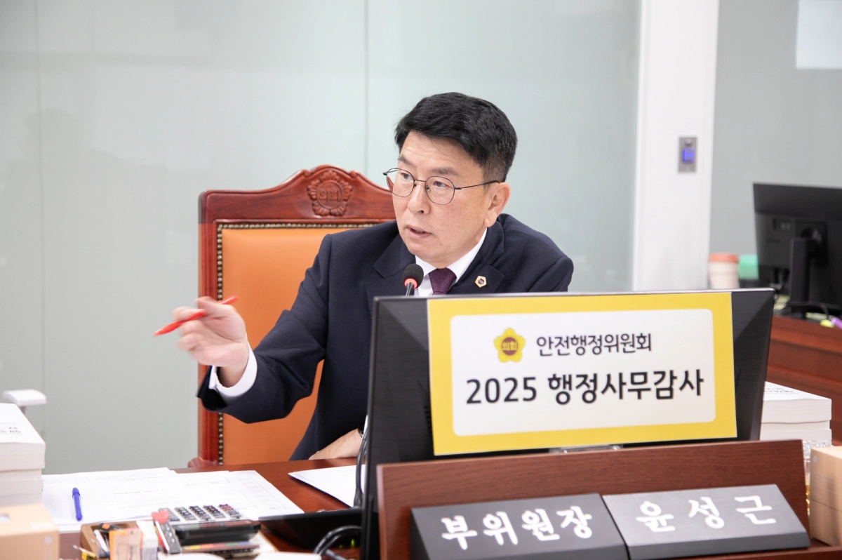 윤성근 의원이 14일, 2025년 경기도청 인권담당관실 행정사무감사에서 피감기관을 상대로 질의하고 있다.(사진=경기도의회)