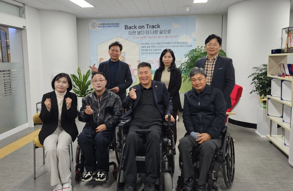 14일 대전척수장애인협회 사회복귀홈을 방문한 황세주 의원과 관계자들이 기념 촬영을 하고 있다(사진=경기도의회)