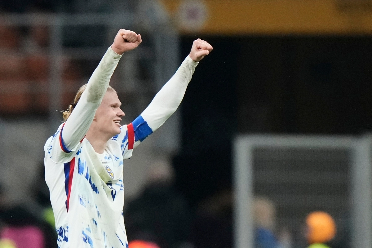 노르웨이의 엘링 홀란이 16일(현지 시간) 이탈리아 밀라노의 스타디오 주세페 메이차에서 열린 2026 국제축구연맹(FIFA) 북중미월드컵 유럽 예선 I조 최종전 이탈리아와 경기 후반 34분 멀티 골을 완성한 후 세리머니하고 있다. 노르웨이가 4-1로 승리하고 28년 만에 월드컵 본선 진출을 확정했다. 2025.11.17. 밀라노 AP 뉴시스