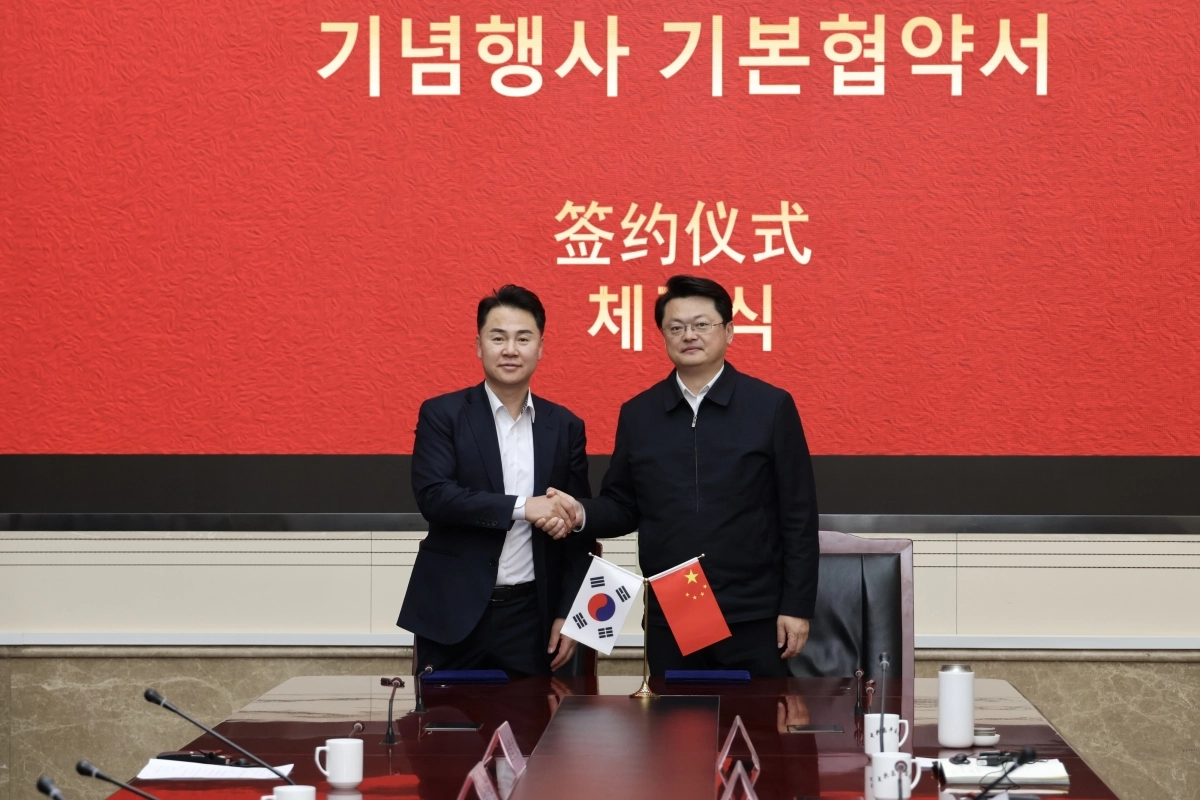 오언석(왼쪽) 서울 도봉구청장과 유효동 창평구장이 ‘자매결연 30주년 기념사업 협약’을 체결하고 악수하고 있다. 도봉구 제공