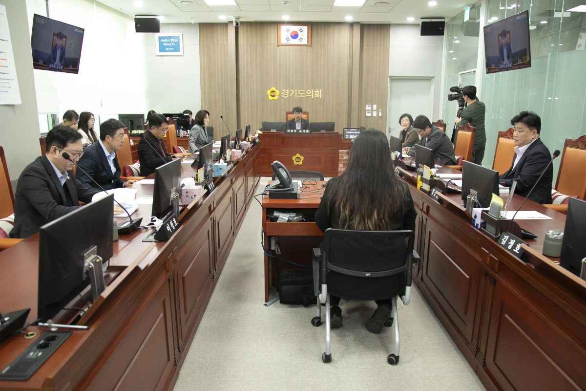 경기도의회 기획재정위원회가 2025년도 행정사무감사에서 재정, 인구, 북부 발전 등 주요 현안 점검과 제도 개선 방안을 논의하고 있다(사진=경기도의회)