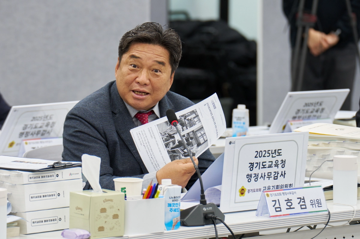 김호겸 의원이 14일 2025년 행정사무감사에서 피감기관을 상대로 질의하고 있다.(사진=경기도의회)