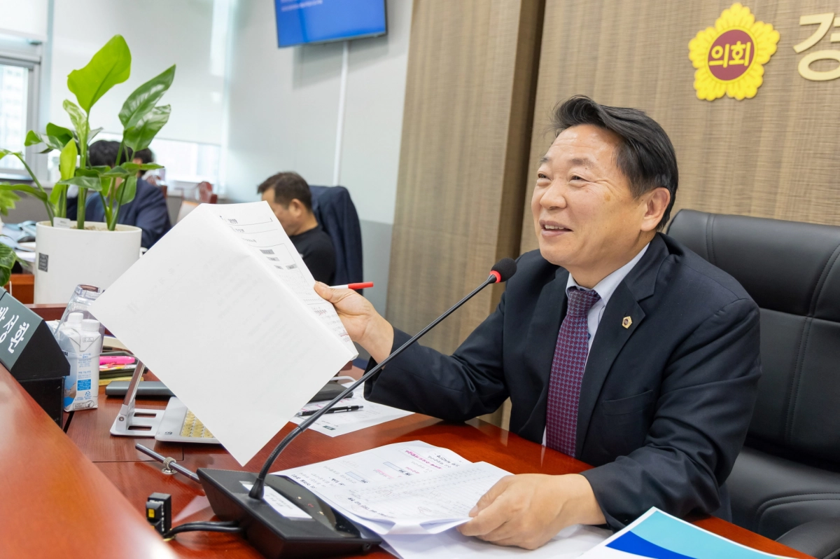 방성환 위원장이 14일 열린 제387회 정례회 농업기술원, 종자관리소 행정사무감사에서 피감기관을 상대로 질의하고 있다.(사진=경기도의회)