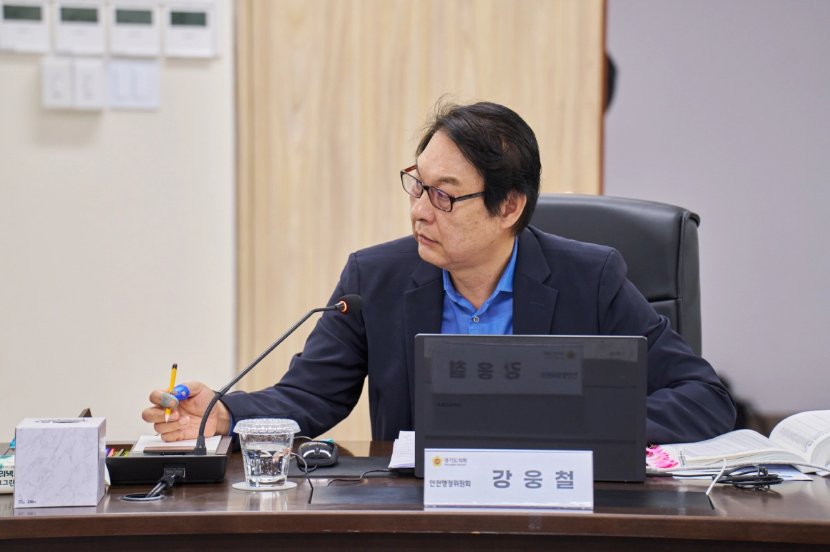 강웅철 의원이 경기도 소방재난본부에 대한 2025년 경기도 행정사무감사 안전행정위원회 현장감사에서 피감기관을 상대로 질의하고 있다.(사진=경기도의회)