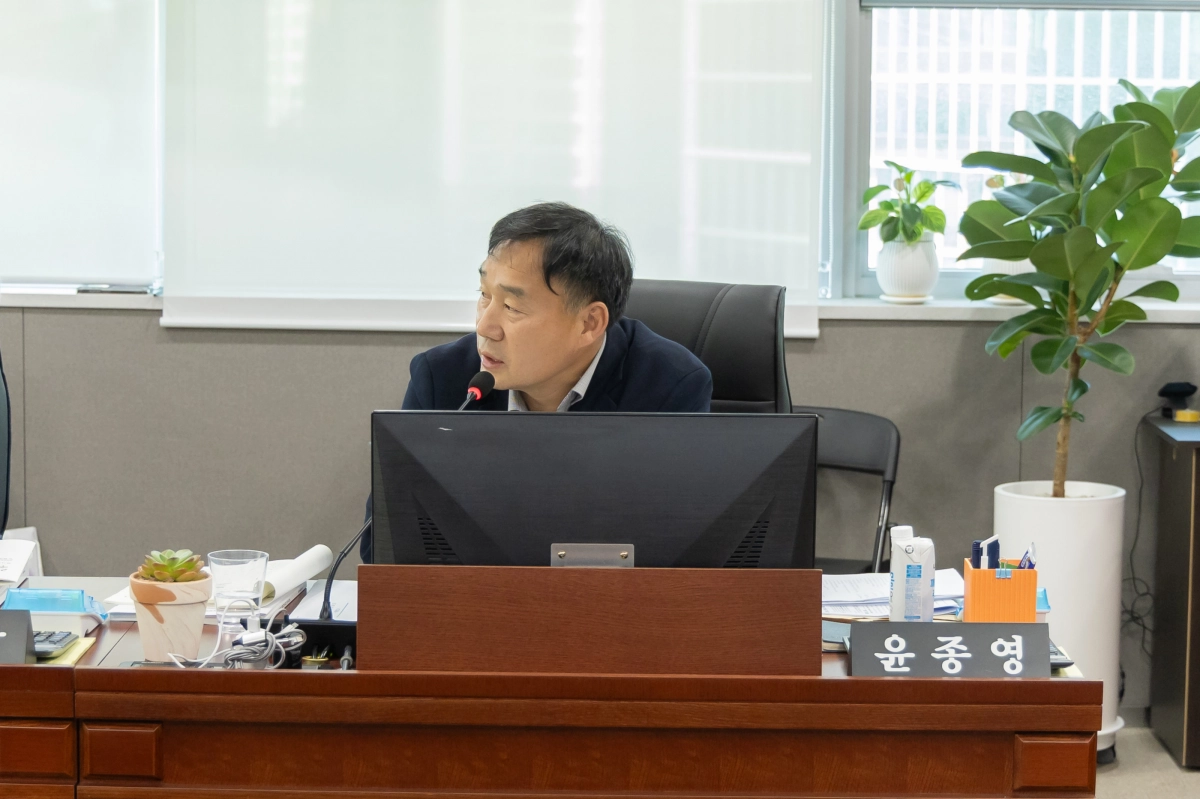 윤종영 의원이 14일 열린 경기도농업기술원 대상 행정사무감사에서 피감기관을 상대로 질의하고 있다.(사진=경기도의회)