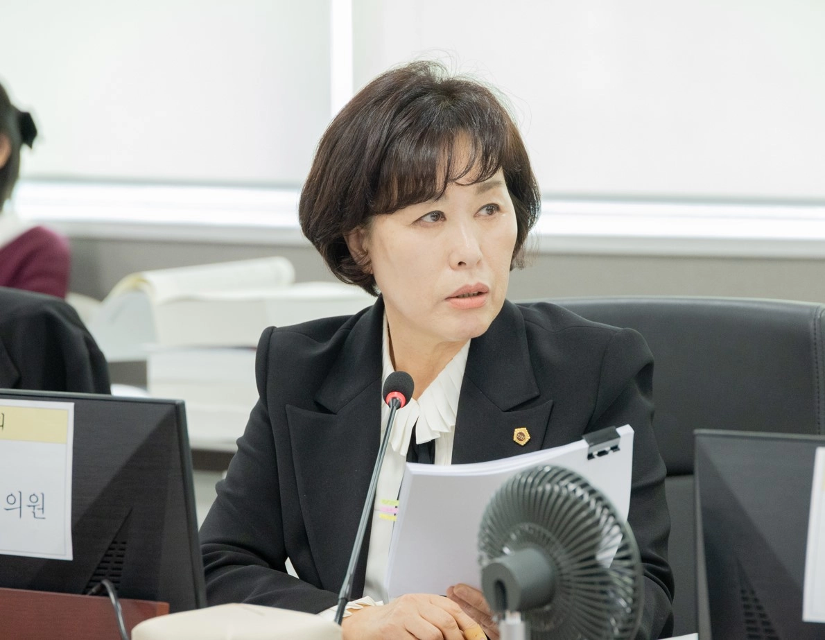 이채영 의원이 14일 열린 2025년도 행정사무감사 종합감사에서 피감기관을 상대로 질의하고 있다.(사진=경기도의회)
