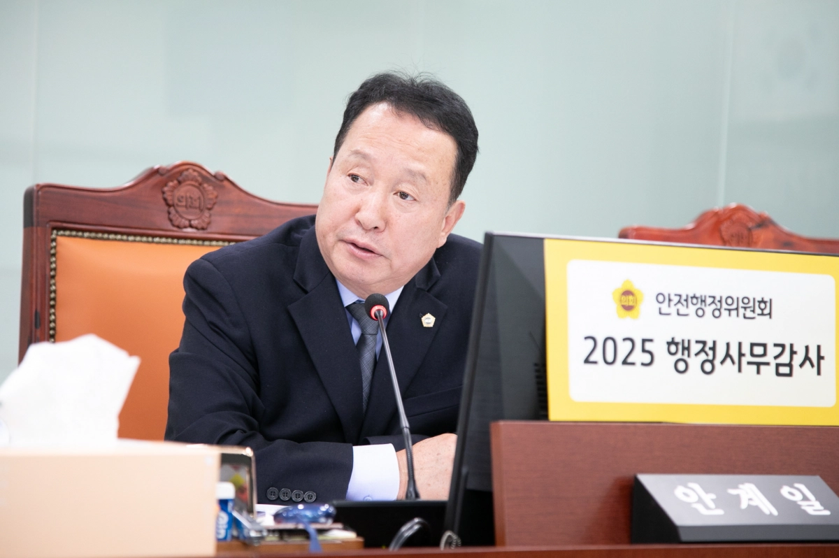 안계일 의원이 14일 2025년 행정사무감사에서 피감기관을 상대로 질의하고 있다.(사진=경기도의회)
