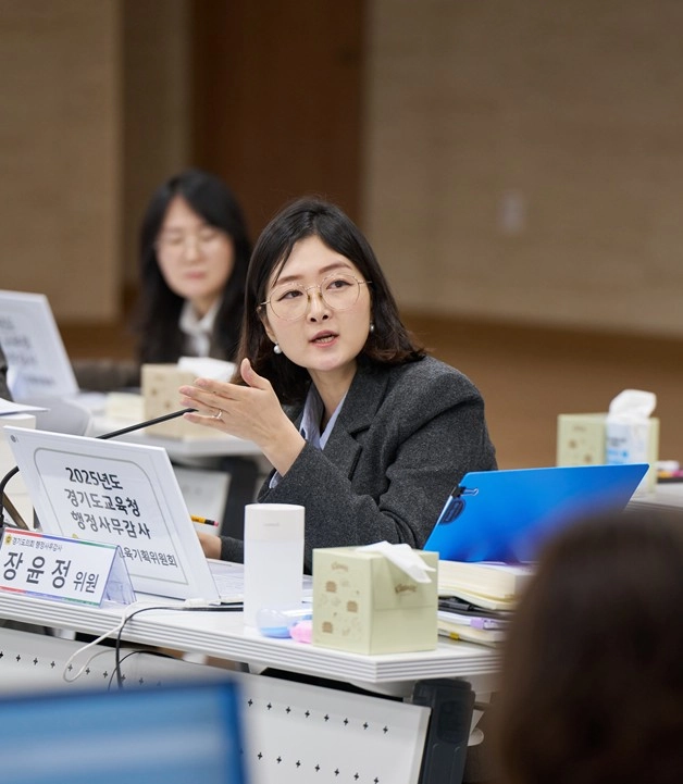 장윤정 의원이 14일 진행된 2025년도 안양과천·광명·군포의왕 교육지원청 행정사무감사에서 피감기관을 상대로 질의하고 있다.(사진=경기도의회)