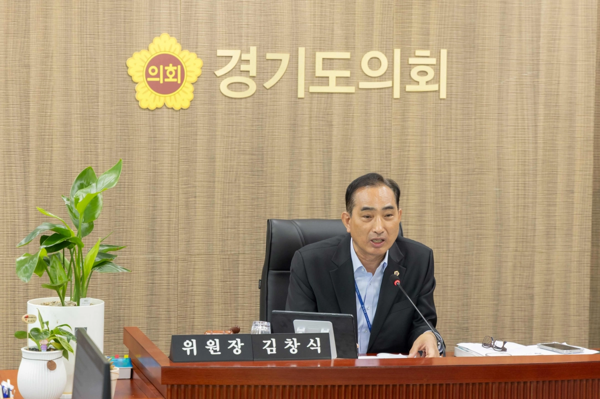 김창식 의원이 14일 열린 제387회 정례회 경기도농업기술원 행정사무감사에서 피감기관을 상대로 질의하고 있다.(사진=경기도의회)