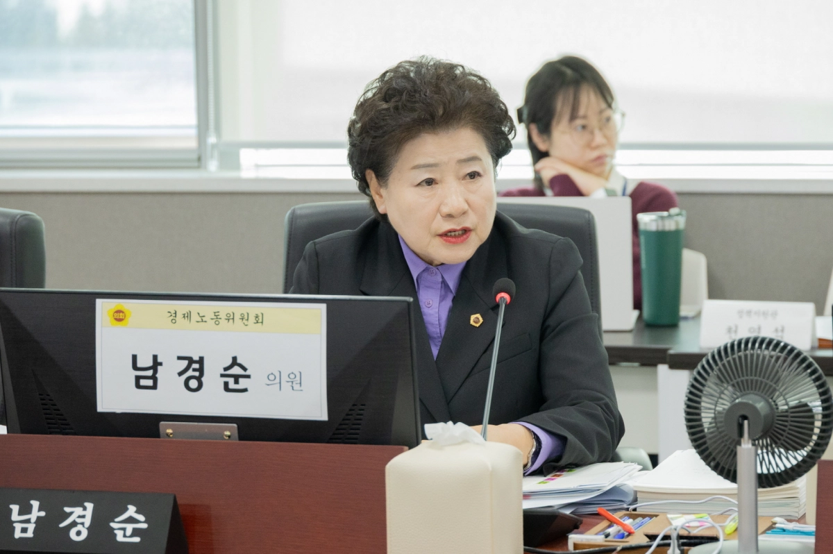 남경순 의원이 14일 열린 경제노동위원회 행정사무감사 종합감사에서 피감기관을 상대로 질의하고 있다.(사진=경기도의회)