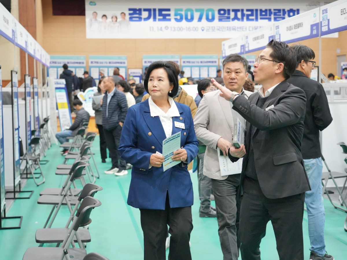 정윤경 부의장이 ‘경기도 5070 일자리박람회’ 현장을 둘러보며 관계자의 설명을 듣고 있다(사진=경기도의회)