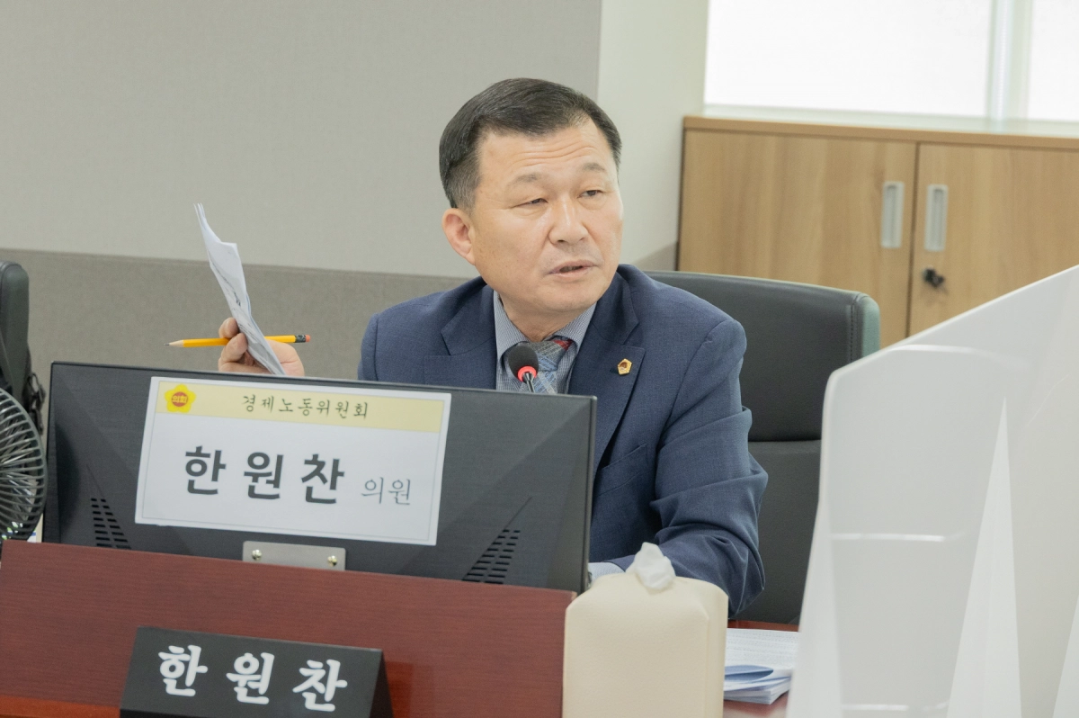 한원찬 의원이 14일 경제노동위원회 행정사무감사 종합감사에서 피감기관을 상대로 질의하고 있다.(사진=경기도의회)