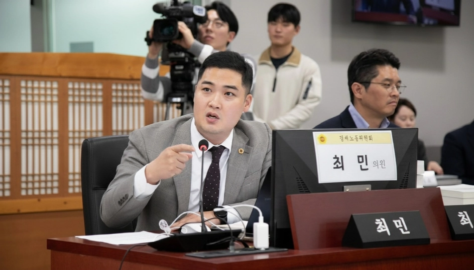 최민 의원이 13일 경제실·경제자유구역청 행정사무감사에서 피감기관을 상대로 질의하고 있다.(사진=경기도의회)