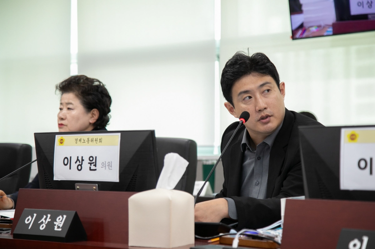 이상원 의원이 14일 열린 종합감사에서 피감기관을 상대로 질의하고 있다.(사진=경기도의회)