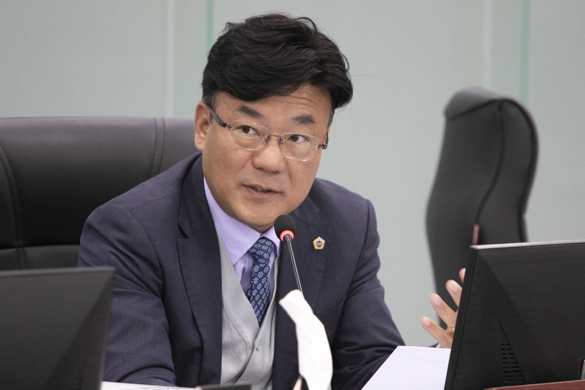 최만식 의원이 행정사무감사에서 피감기관을 상대로 질의하고 있다.(사진=경기도의회)