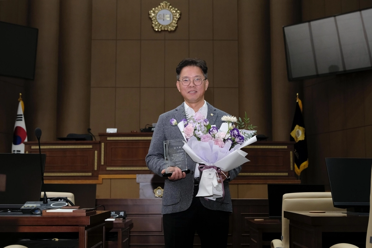 남해석 서울 마포구의회 의원이 독막소공원 보행 환경 개선에 기여한 공로로 주민들로부터 감사패를 받고 기념사진을 찍고 있다. 마포구의회 제공