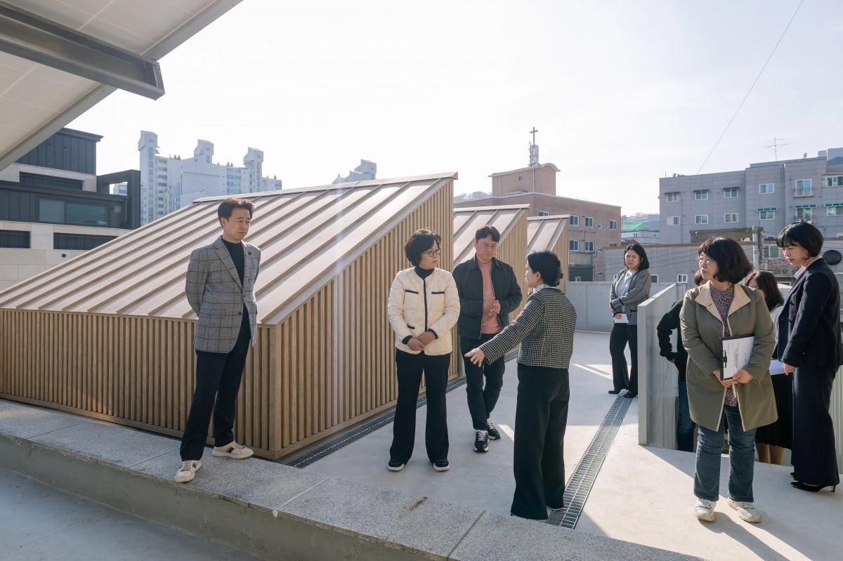 성북구의회 행정기획위원회 위원장과 위원들이 산소중립배움터 개관을 앞두고 현장점검을 하고 있다.  성북구의회 제공