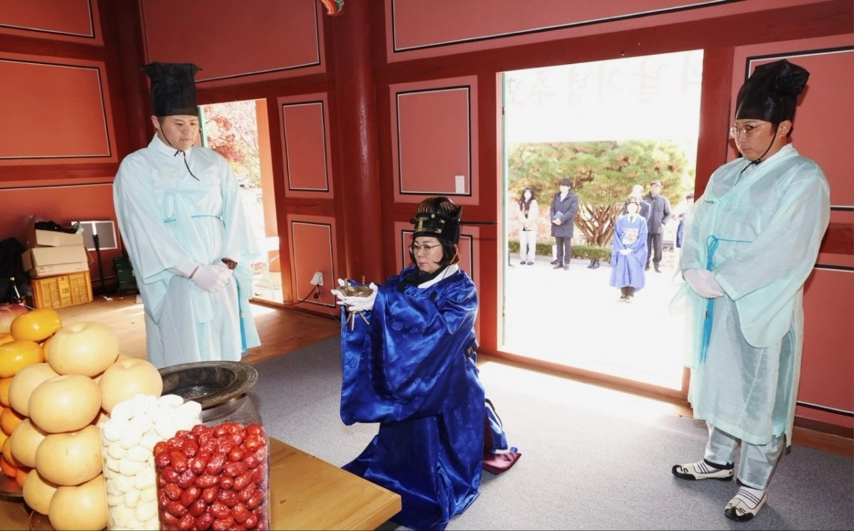 김보라 안성시장이 17일 안성3·1운동기념관에서 ‘순국선열의 날’ 기념 제례를 올리고 있다. (안성시 제공)