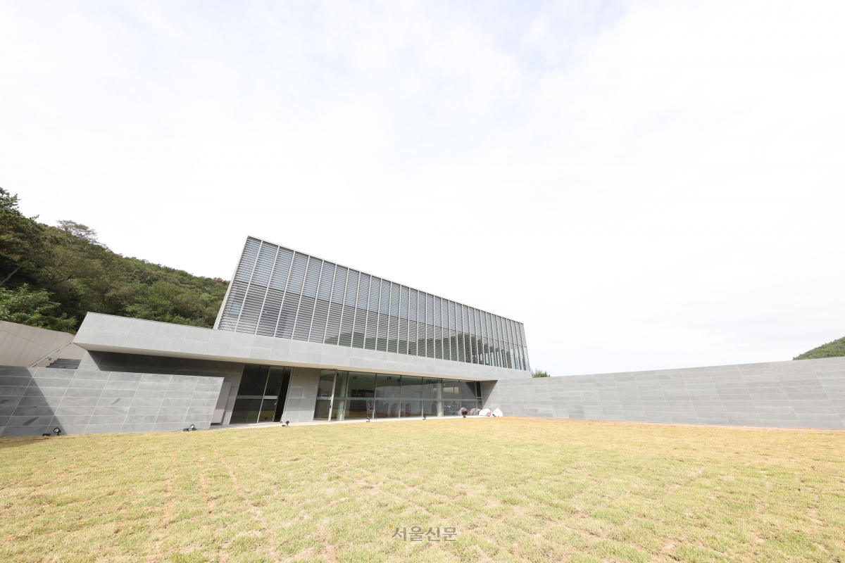 경북 영천시는 오는 21일 시내 괴연동 ‘신성일 기념관’에서 개관식을 갖는다. 총 80억원을 들여 건립된 기념관은 전시관을 비롯해 VR체험관, 수장고 등을 갖췄다. 영천시 제공