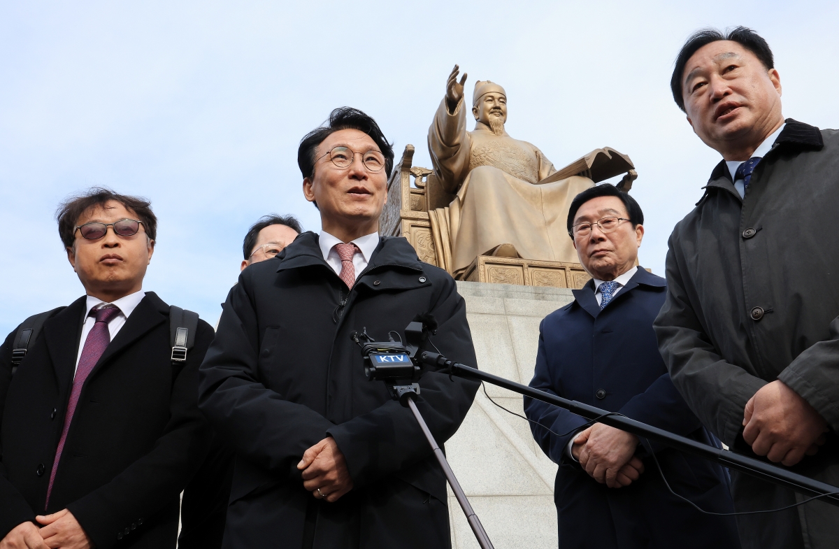 김민석 국무총리가 17일 서울 종로구 광화문광장 세종대왕상 앞에서 ‘감사의 정원’ 공사현장 방문을 마치고 발언하고 있다. 감사의 정원은 한국전쟁 참전 22개국에 감사를 표하는 상징 공간으로 서울시가 내년 5월 완공 목표로 추진하고 있다. 2025.11.17 뉴스1