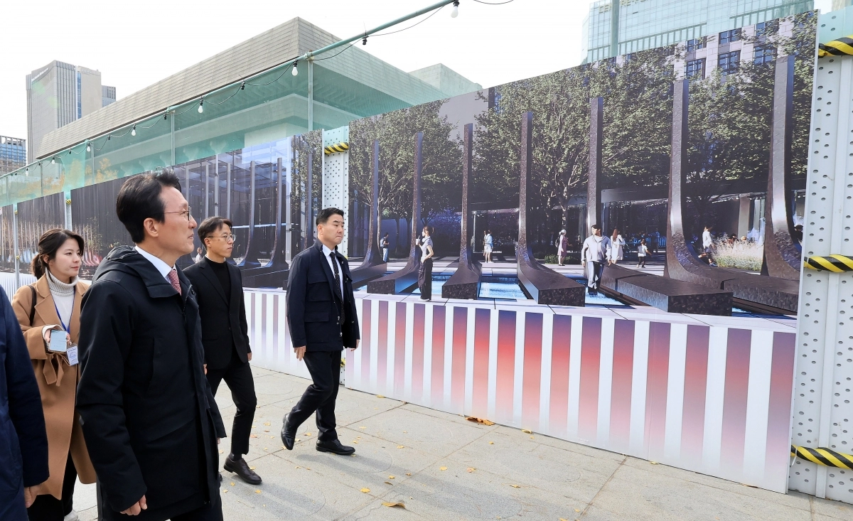 김민석 국무총리가 17일 서울 종로구 광화문광장 세종대왕상 앞에서 ‘감사의 정원’ 공사현장 방문하고 있다. 2025.11.17 뉴스1