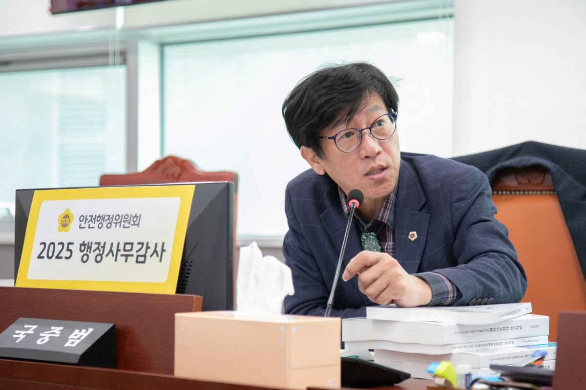 국중범 의원이 14일 열린 인권담당관 행정사무감사에서 피감기관을 상대로 질의하고 있다.(사진=경기도의회)
