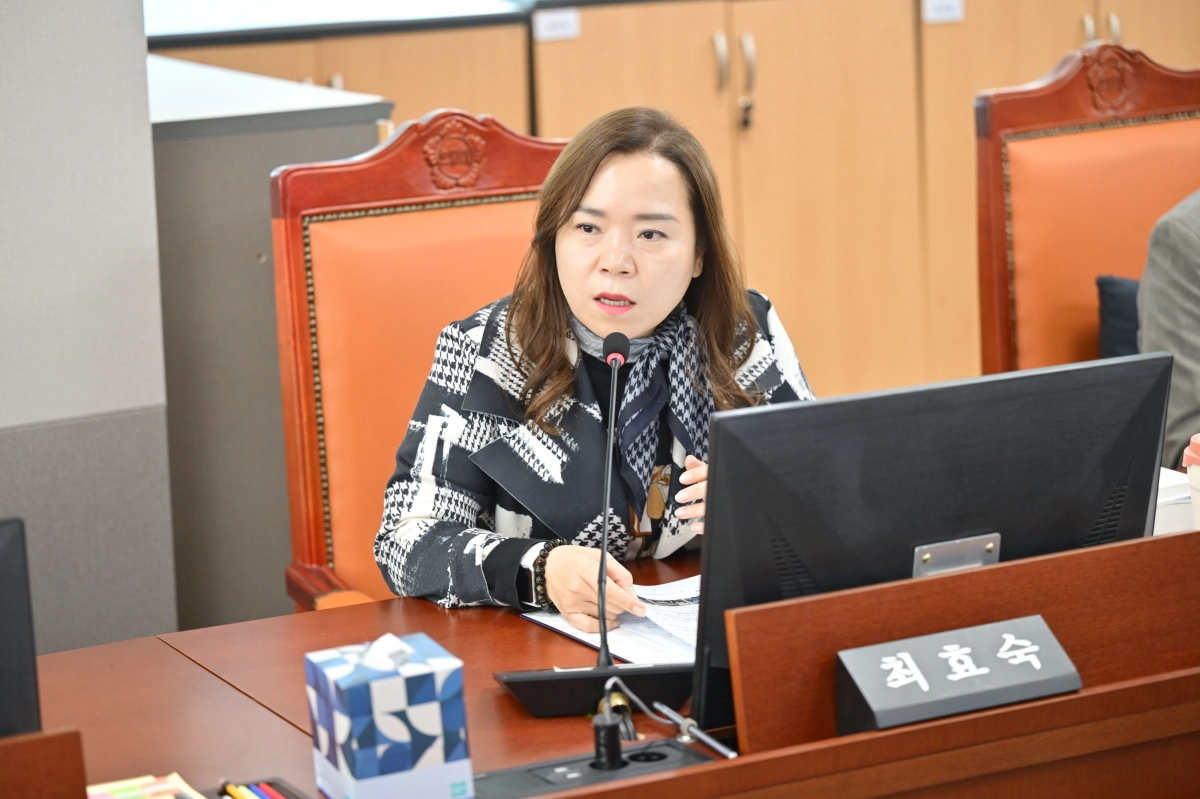 최효숙 의원이 12일 열린 ‘2025년 경기도의회 여성가족평생교육위원회 행정사무감사’에서 피감기관을 상대로 질의하고 있다.(사진=경기도의회)