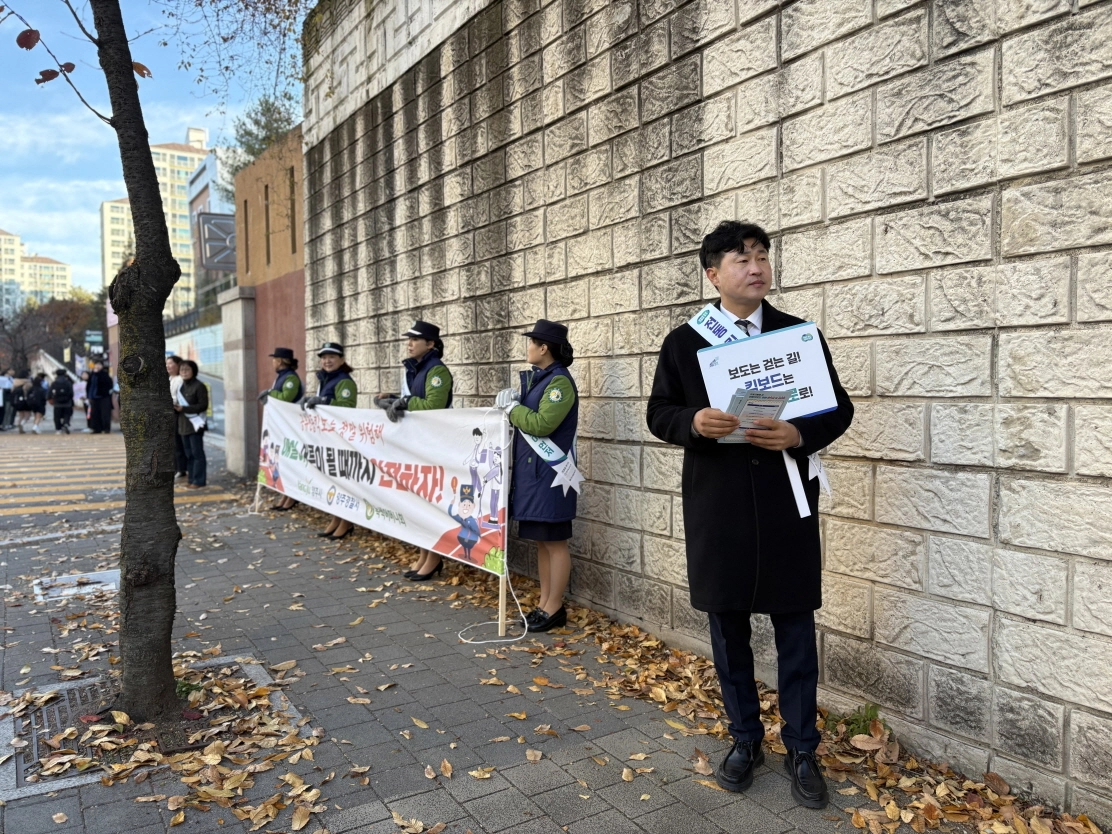 이영주 의원이 ‘경기도 개인형 이동장치 안전문화 캠페인’ 현장에서 교통안전 리플렛을 들고 시민과 학생들에게 안전이용 수칙을 안내하고 있다(사진=경기도의회)
