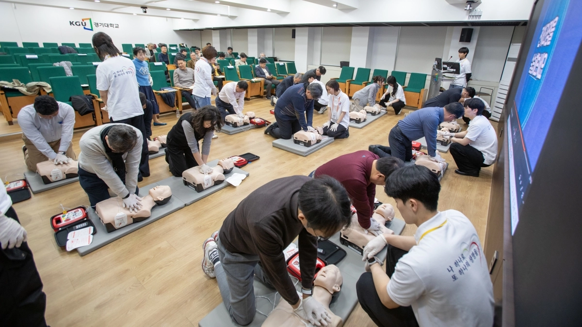 경기대 교무위원들이 17일 심폐소생술(CPR) 실습을 하고 있다. (경기대 제공)