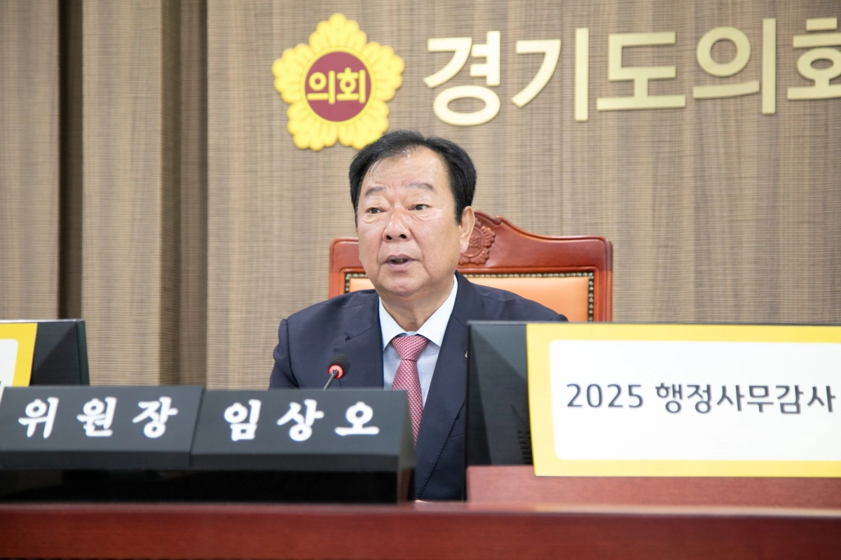 임상오 위원장이 14일 실시한 2025년도 행정사무감사에서 피감기관을 상대로 질의하고 있다.(사진=경기도의회)