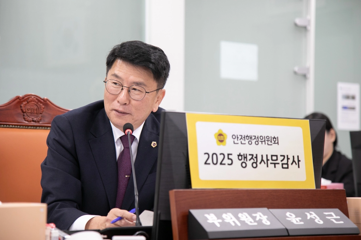 윤성근 의원이 14일 실시된 2025년 자치경찰위원회 행정사무감사에서 피감기관을 상대로 질의하고 있다.(사진=경기도의회)