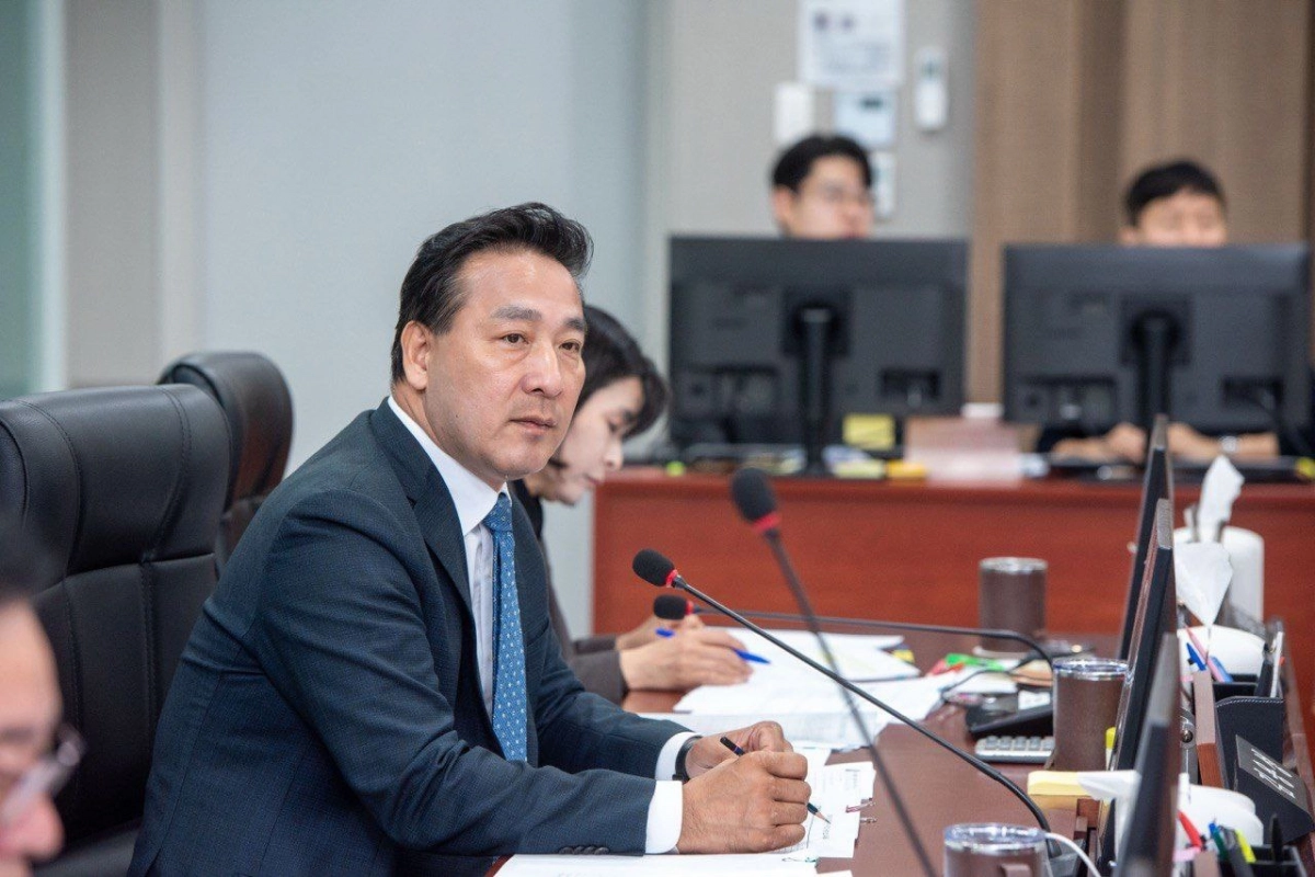 김용성 의원이 행정사무감사에서 피감기관을 상대로 질의하고 있다.(사진=경기도의회)