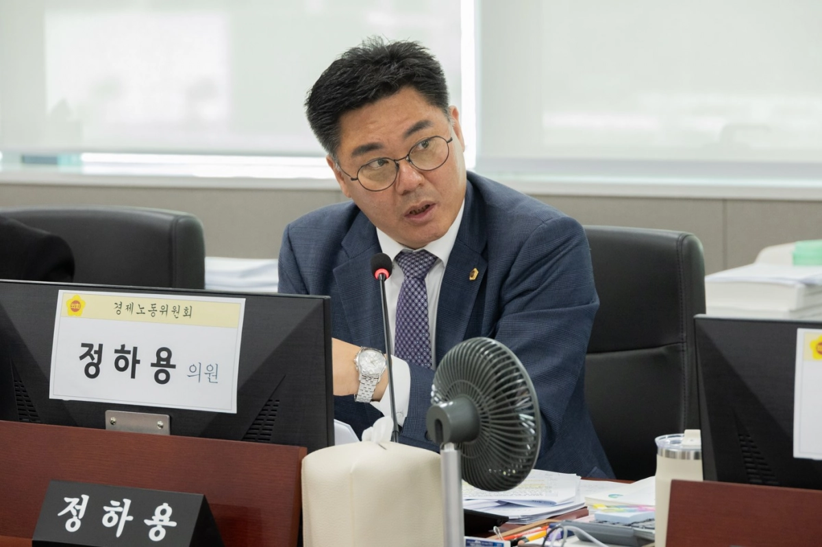 정하용 의원이 14일 열린 2025년도 행정사무감사 종합감사에서 피감기관을 상대로 질의하고 있다.(사진=경기도의회)
