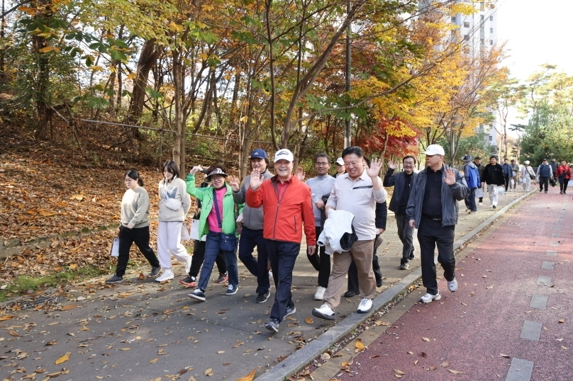 김성제 의왕시장이 ‘11월 두발로 데이’ 행사에 참석해 시민들과 함께 걷고 있다. (의왕시 제공)