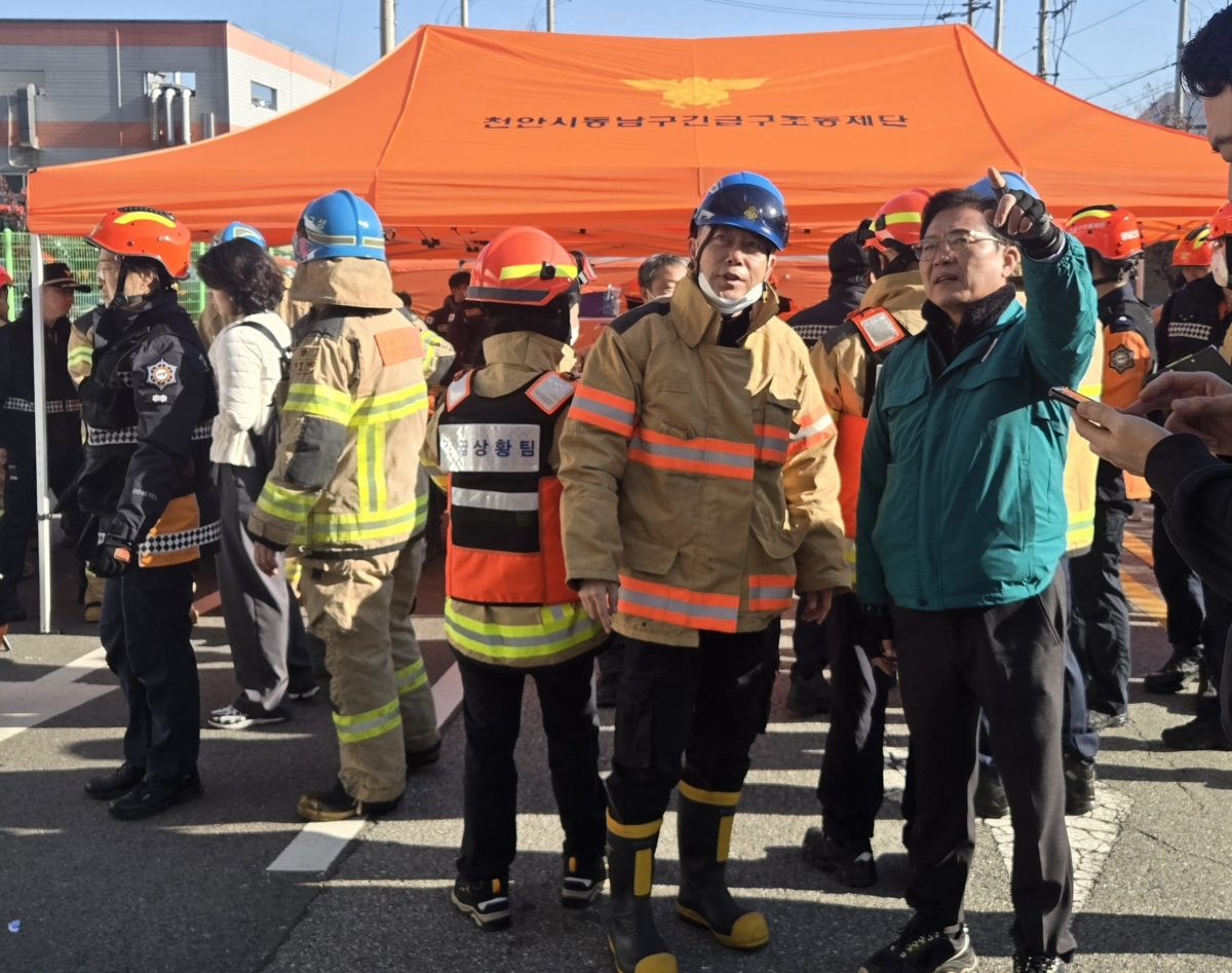 김석필 천안시장 권한대행이 이랜드패션 물류센터 화재 현장을 점검하고 있다. 독자 제공