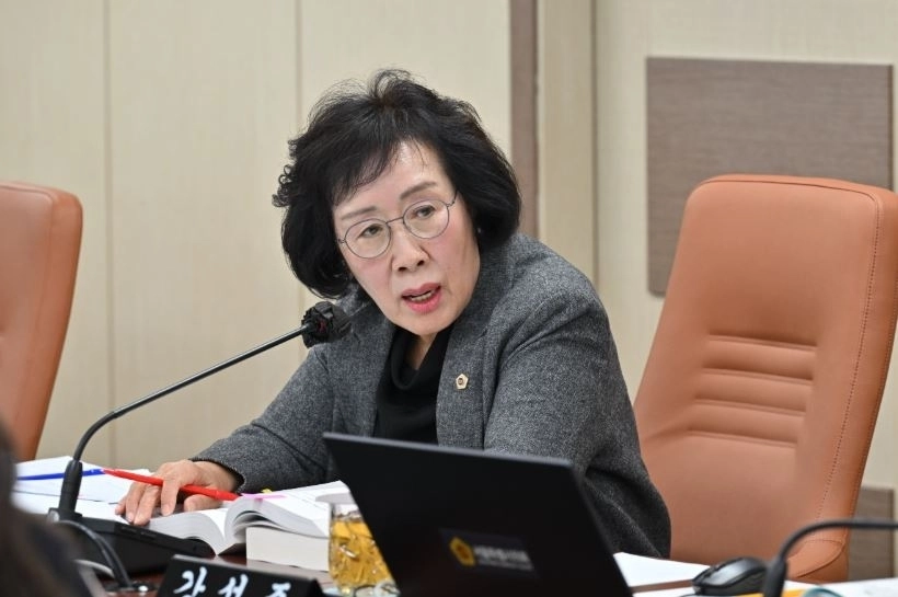 신복자 서울시의원이 여성가족실 행정사무감사에서 질의하고 있다.