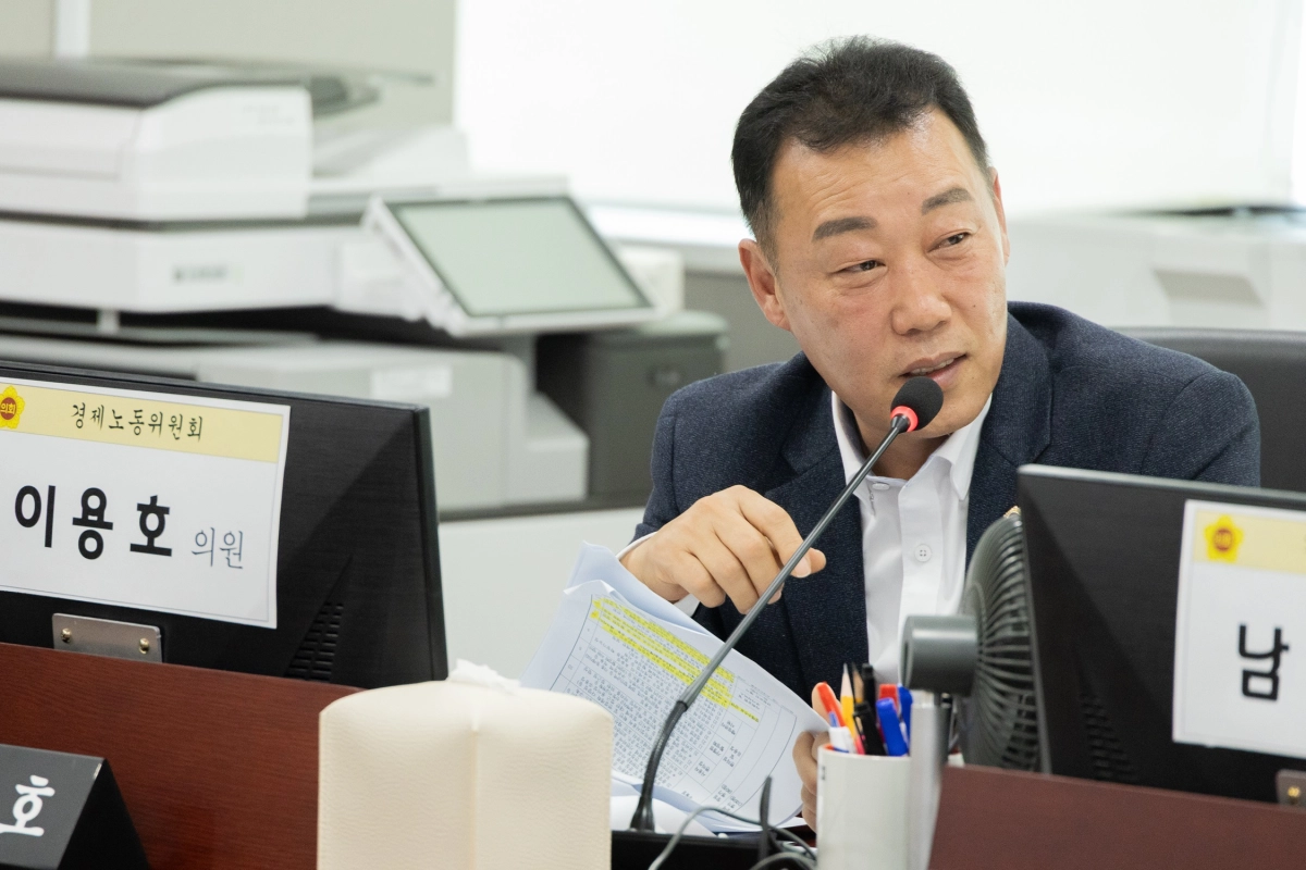 이용호 의원이 14일 제387회 정례회 제6차 행정사무감사에서 피감기관을 상대로 질의하고 있다.(사진=경기도의회)