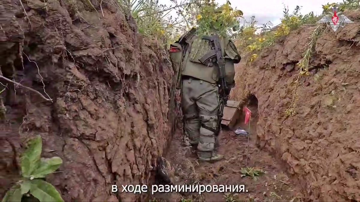 14일(현지시간) 러시아 국방부 기관지 크라스나야즈베즈다와 현지 일간 이즈베스티야는 북한 공병들이 러시아 공병들과 함께 쿠르스크 최전선에서 지뢰 제거를 위해 협력하는 현장을 공개했다. 사진은 지뢰 제거에 투입된 북한 공병. 2025.11.14 크라스나야즈베즈다