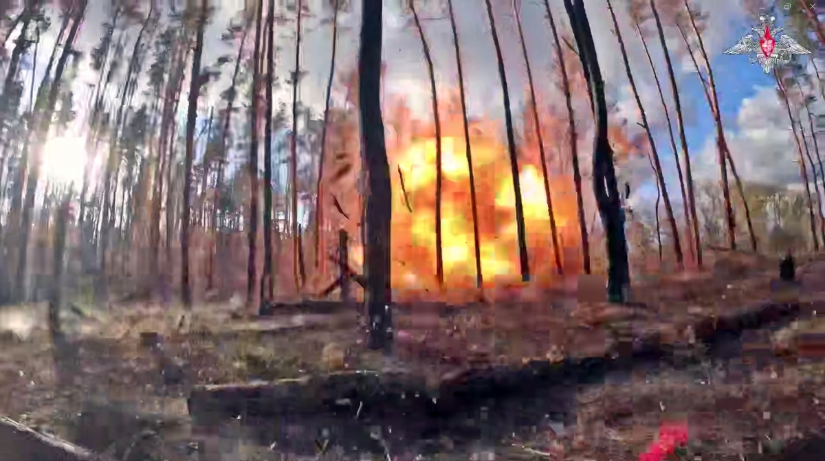 14일(현지시간) 러시아 국방부 기관지 크라스나야즈베즈다와 현지 일간 이즈베스티야는 북한 공병들이 러시아 공병들과 함께 쿠르스크 최전선에서 지뢰 제거를 위해 협력하는 현장을 공개했다. 사진은 북한 공병들이 지뢰를 제거 중인 모습. 2025.11.14 크라스나야즈베즈다