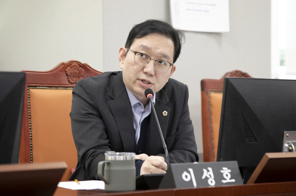 이성호 의원이 제387회 경기도의회 정례회 기획재정위원회 종합감사에서 피감기관을 상대로 질의하고 있다.(사진=경기도의회)