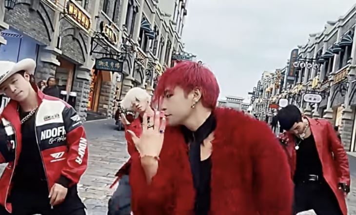 중국 윈난성 자오퉁시 출신 5형제로 구성된 보이 그룹 ‘벵산 칼라카’가 거리에서 공연하는 모습. 바이두 캡처