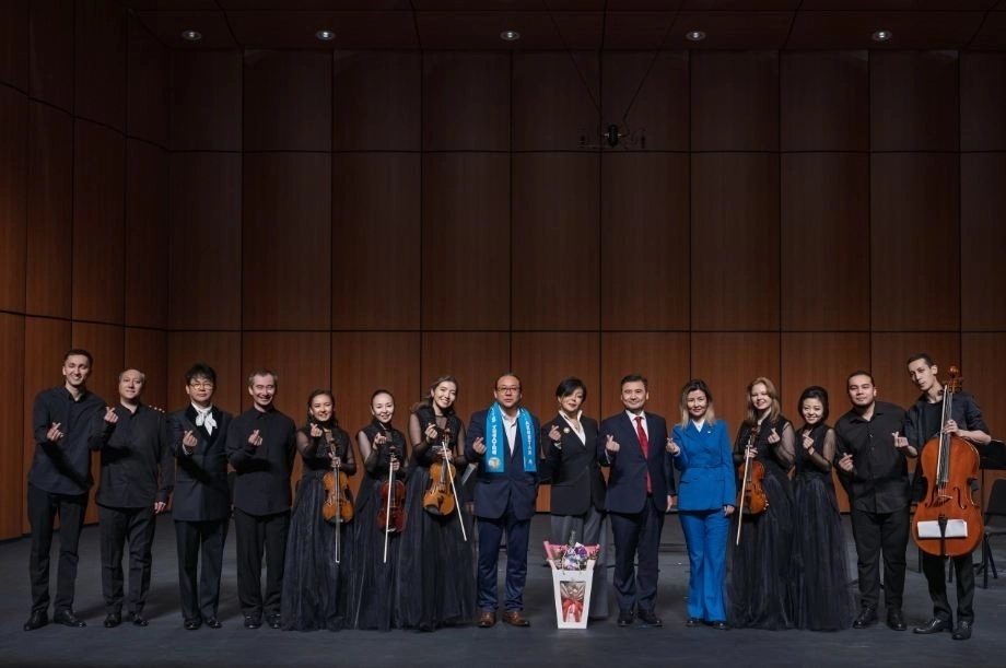 지난 14일 양천문화회관 대극장에서 열린 국립 클래식 음악 실내악단 ‘카메라타 카자흐스탄 실내악단 공연’ 행사에서 아이수루 의원이 참석자과 기념촬영을 하고 있다.